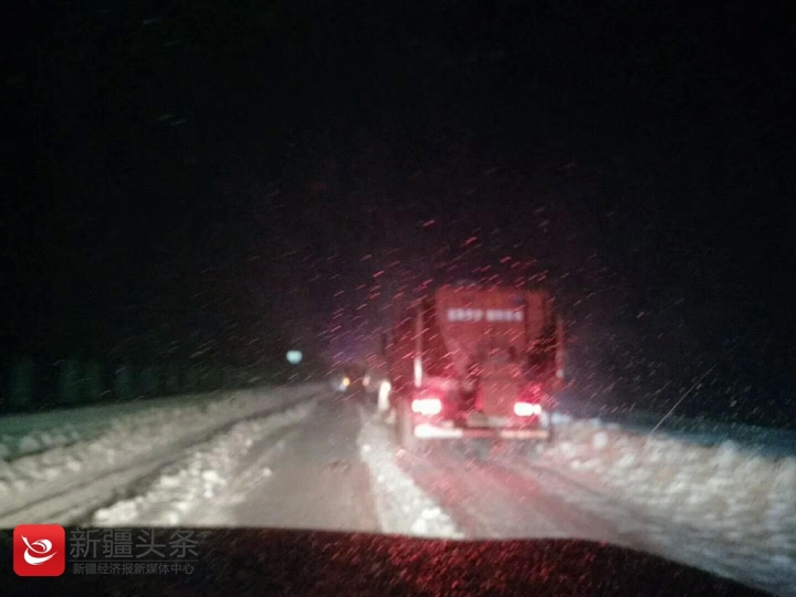 伊犁果子沟路段暴雪 今晨双向交通管制