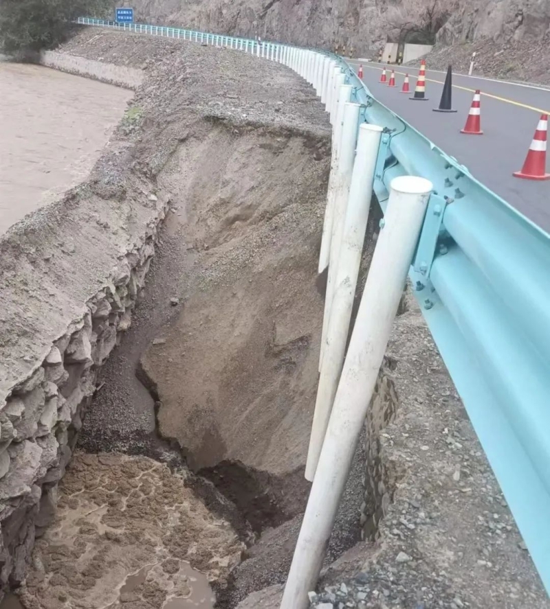 水毁路肩坑洞，G312线达坂城白杨河隧道附近这一路段双向交通管制